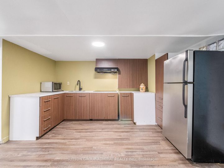 Photo 34 at 759 Eglinton Avenue E, Leaside, Toronto