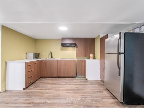 Photo 34 at 759 Eglinton Avenue E, Leaside, Toronto