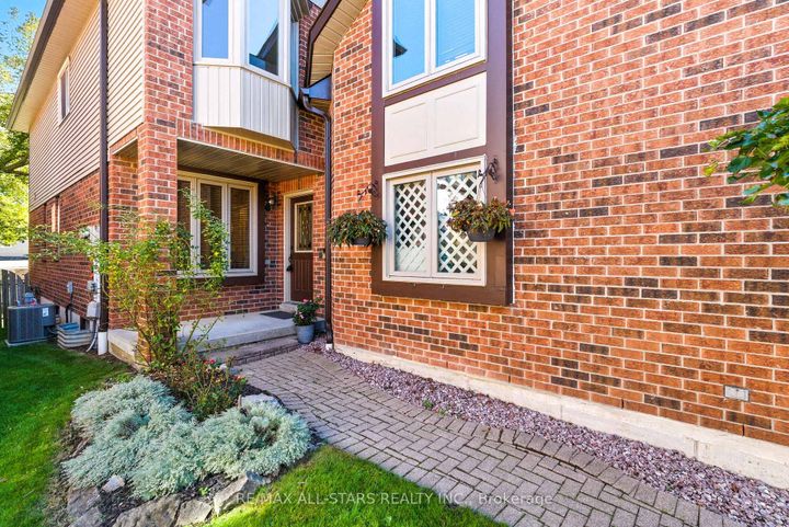 Photo 2 at 1094 Longbow Drive, Liverpool, Pickering