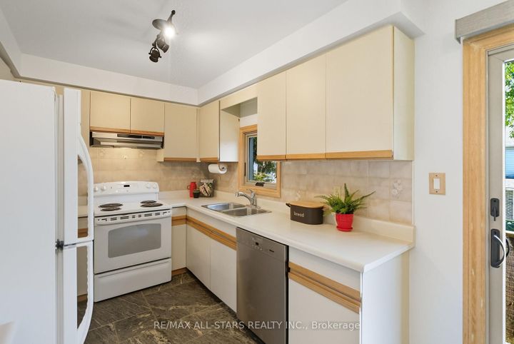 Photo 10 at 1094 Longbow Drive, Liverpool, Pickering
