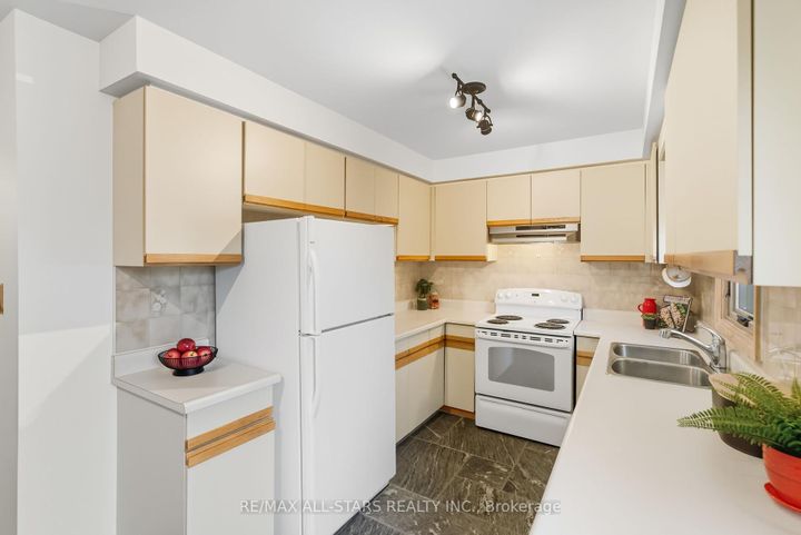 Photo 11 at 1094 Longbow Drive, Liverpool, Pickering