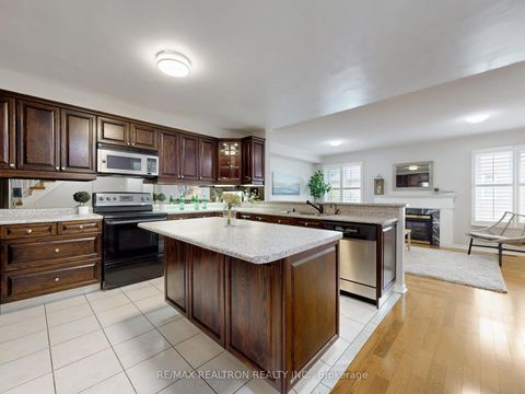 Photo 10 at 8 Coburg Crescent, Langstaff, Richmond Hill