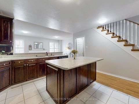 Photo 11 at 8 Coburg Crescent, Langstaff, Richmond Hill