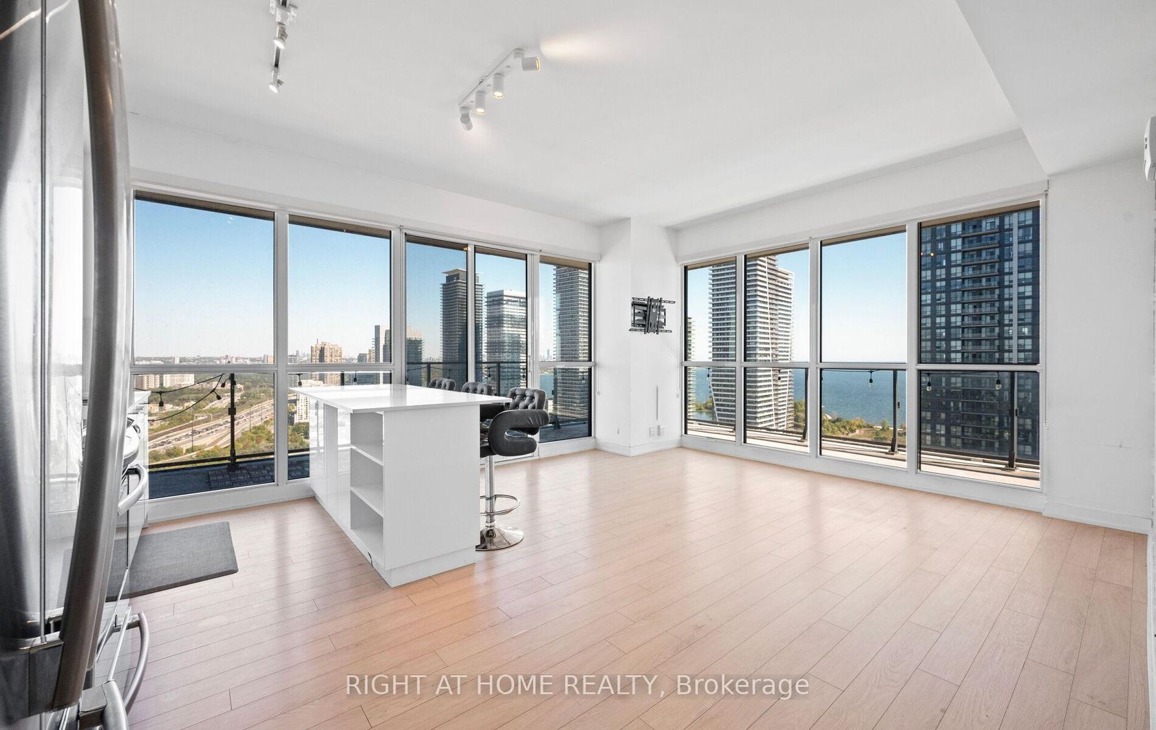 3409 - 10 Park Lawn Road, Mimico, Toronto by Alessia Polo 3409 - 10 Park Lawn Road, Mimico, Toronto