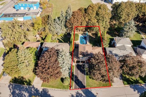 Photo 1 at 811 Grace Street S, College Manor, Newmarket