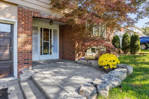 Photo 2 at 811 Grace Street S, College Manor, Newmarket