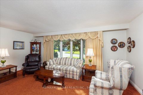 Photo 9 at 811 Grace Street S, College Manor, Newmarket