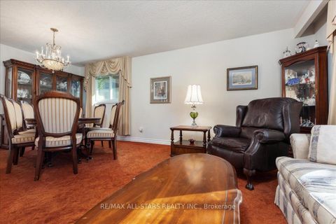 Photo 11 at 811 Grace Street S, College Manor, Newmarket