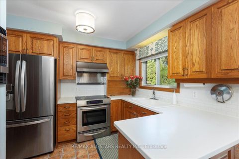Photo 16 at 811 Grace Street S, College Manor, Newmarket
