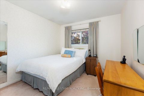 Photo 22 at 811 Grace Street S, College Manor, Newmarket