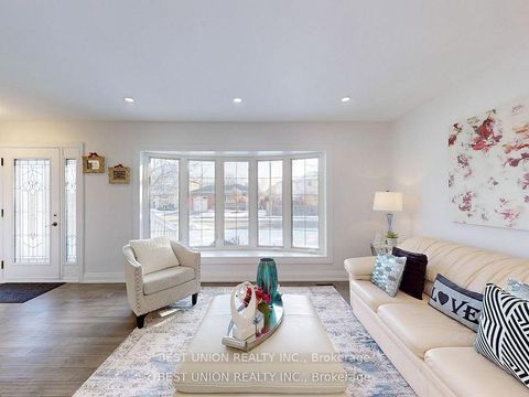 Photo 4 at 184 Lawrence Avenue, Harding, Richmond Hill