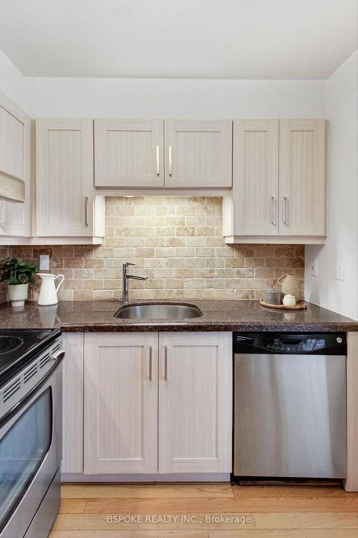 Photo 13 at 3 - 3079 Fifth Line W, Erin Mills, Mississauga