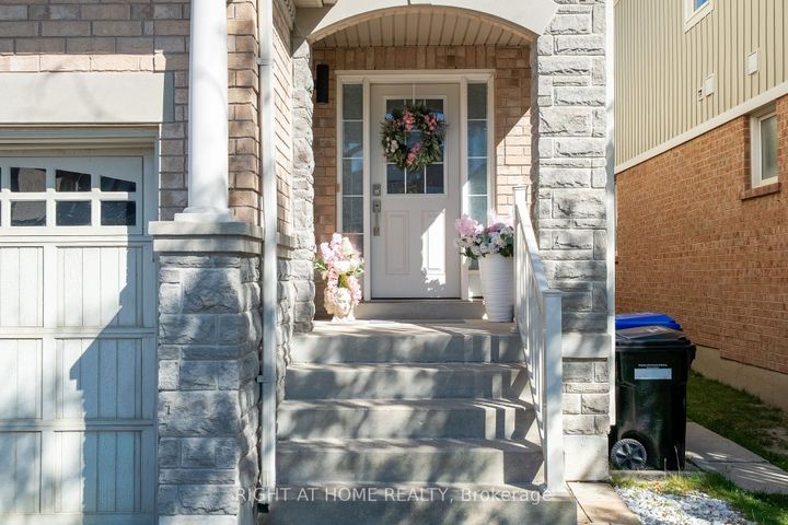 Photo 1 at 182 Meadowhawk Trail, Bradford, Bradford West Gwillimbury