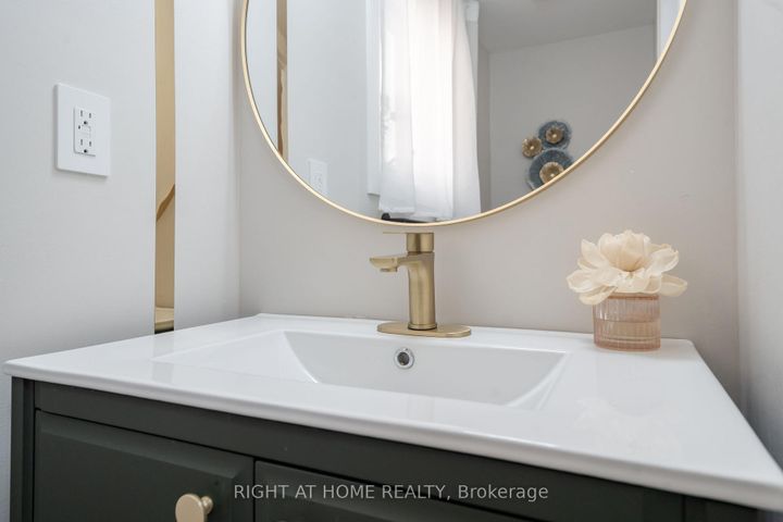 Photo 4 at 182 Meadowhawk Trail, Bradford, Bradford West Gwillimbury