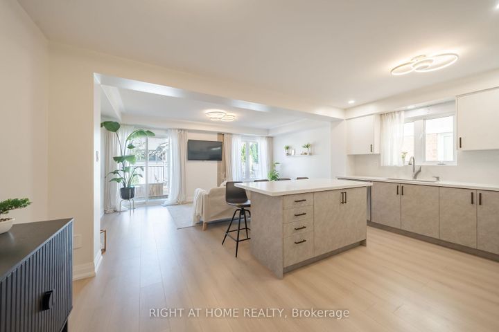 Photo 7 at 182 Meadowhawk Trail, Bradford, Bradford West Gwillimbury