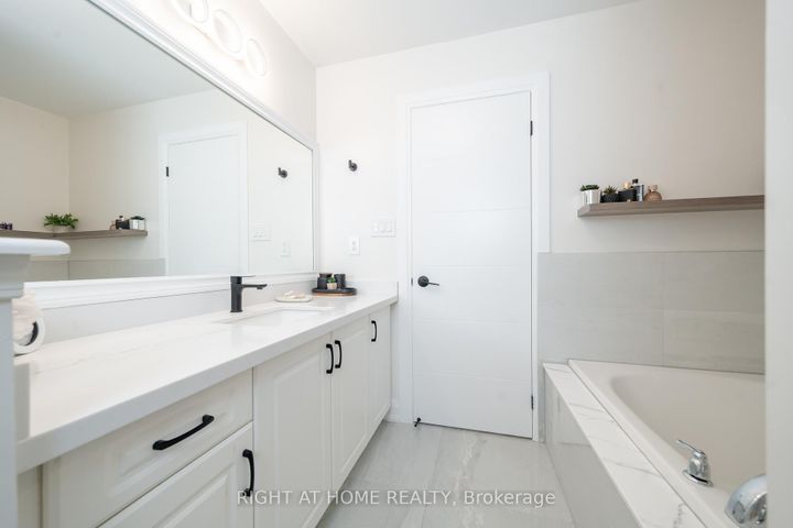 Photo 27 at 182 Meadowhawk Trail, Bradford, Bradford West Gwillimbury