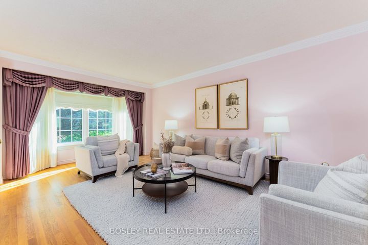 Photo 2 at 8 Roverdale Court, Unionville, Markham