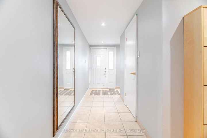Photo 3 at 27 - 4230 Fieldgate Drive, Rathwood, Mississauga