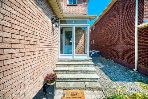 Photo 1 at 10 Squire Drive, Devonsleigh, Richmond Hill