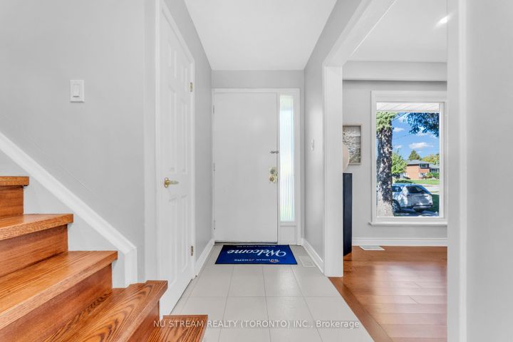 Photo 1 at 35 Shrewsbury Square, Sullivan, Toronto