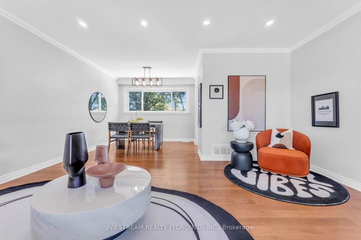 Photo 5 at 35 Shrewsbury Square, Sullivan, Toronto