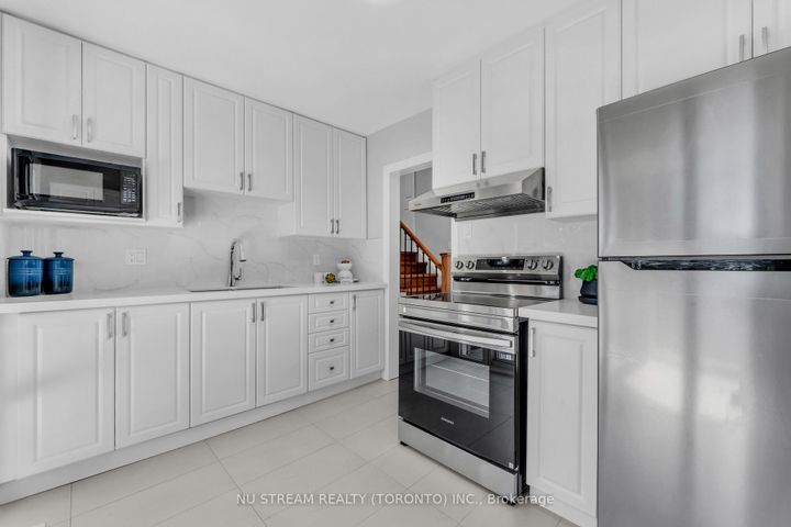 Photo 11 at 35 Shrewsbury Square, Sullivan, Toronto