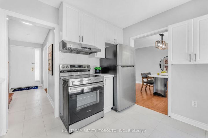 Photo 12 at 35 Shrewsbury Square, Sullivan, Toronto