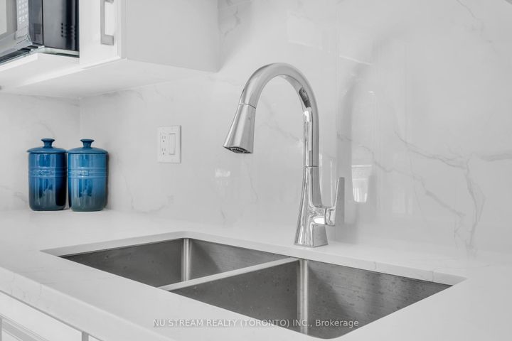 Photo 14 at 35 Shrewsbury Square, Sullivan, Toronto
