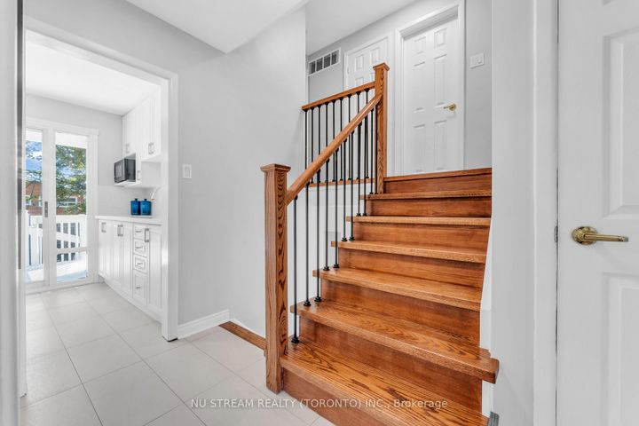 Photo 18 at 35 Shrewsbury Square, Sullivan, Toronto