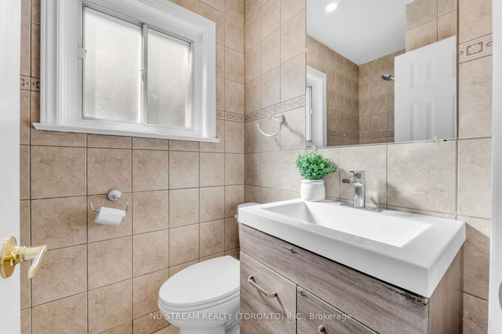 Photo 28 at 35 Shrewsbury Square, Sullivan, Toronto