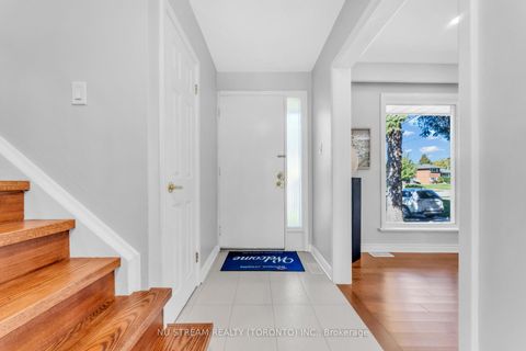 Photo 1 at 35 Shrewsbury Square, Sullivan, Toronto