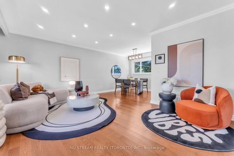 Photo 3 at 35 Shrewsbury Square, Sullivan, Toronto