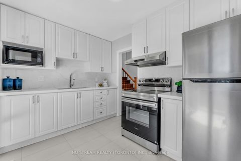 Photo 11 at 35 Shrewsbury Square, Sullivan, Toronto