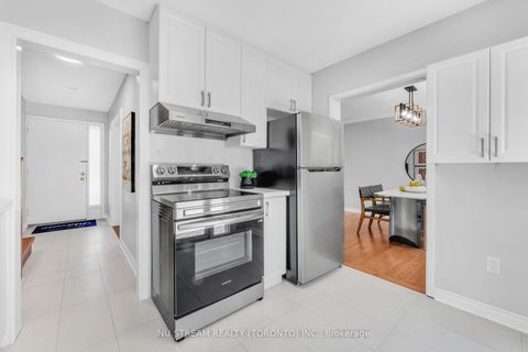 Photo 12 at 35 Shrewsbury Square, Sullivan, Toronto
