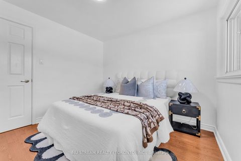 Photo 15 at 35 Shrewsbury Square, Sullivan, Toronto
