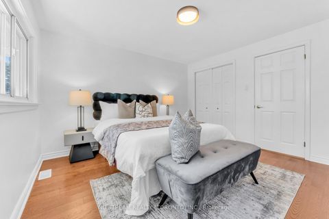 Photo 17 at 35 Shrewsbury Square, Sullivan, Toronto