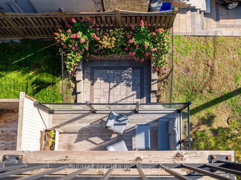Photo 16 at 1 Powseland Crescent, West Woodbridge, Vaughan