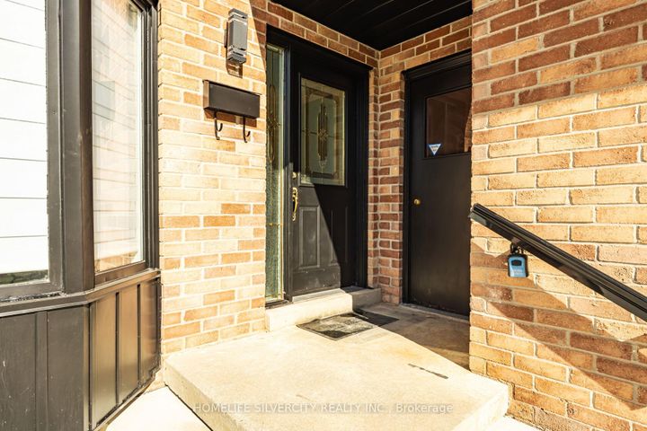 Photo 3 at 64 Clydesdale Circle, Fletcher's Creek South, Brampton