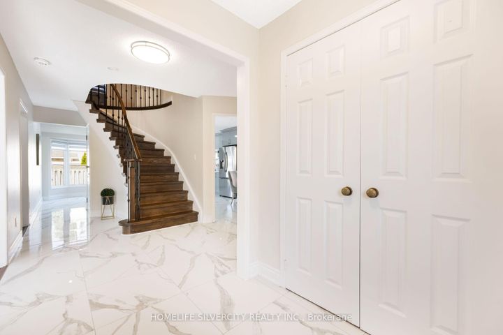 Photo 5 at 64 Clydesdale Circle, Fletcher's Creek South, Brampton