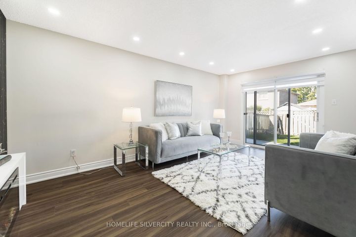 Photo 11 at 64 Clydesdale Circle, Fletcher's Creek South, Brampton