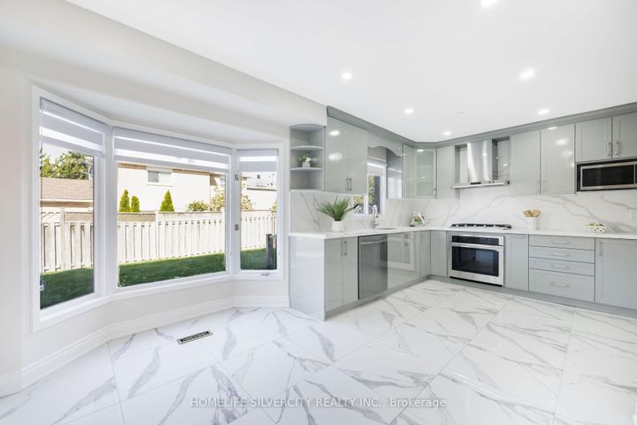 Photo 12 at 64 Clydesdale Circle, Fletcher's Creek South, Brampton