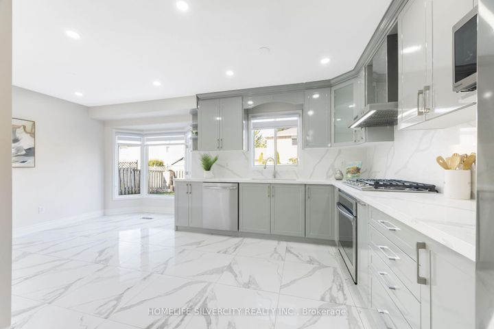 Photo 15 at 64 Clydesdale Circle, Fletcher's Creek South, Brampton