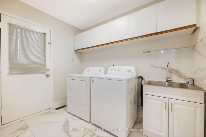 Photo 18 at 64 Clydesdale Circle, Fletcher's Creek South, Brampton
