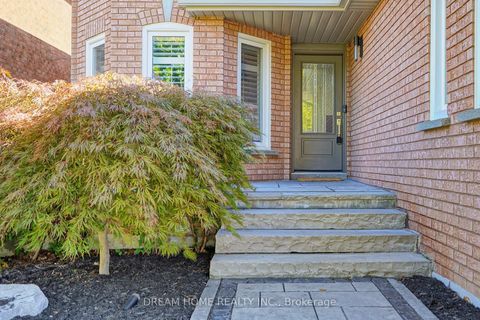 Photo 2 at 47 Venetian Crescent, East Woodbridge, Vaughan