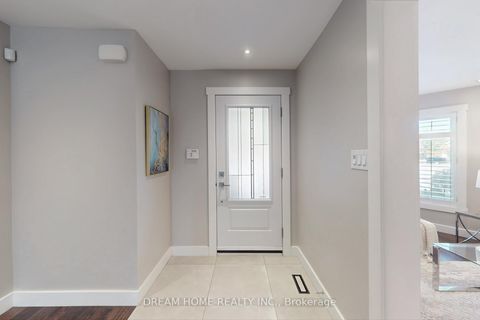 Photo 3 at 47 Venetian Crescent, East Woodbridge, Vaughan