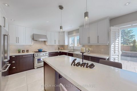 Photo 9 at 47 Venetian Crescent, East Woodbridge, Vaughan