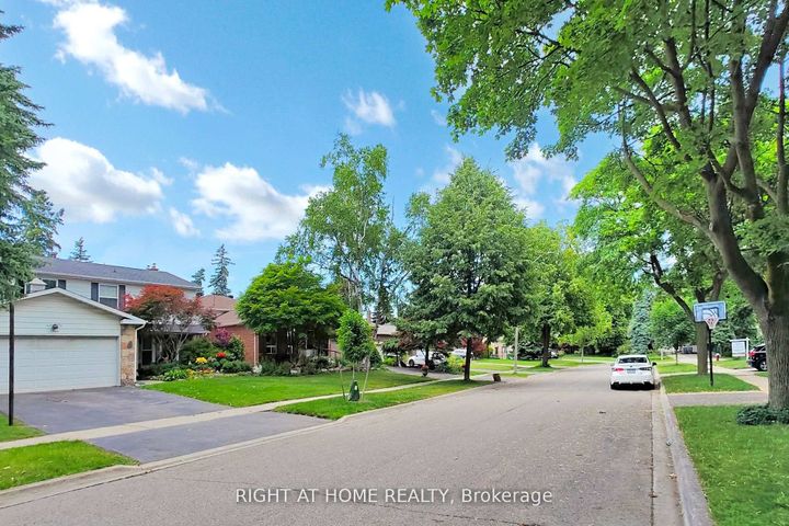 Photo 1 at 1924 Steepbank Crescent, Applewood, Mississauga