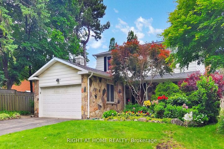 Photo 2 at 1924 Steepbank Crescent, Applewood, Mississauga