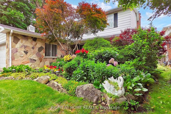Photo 4 at 1924 Steepbank Crescent, Applewood, Mississauga