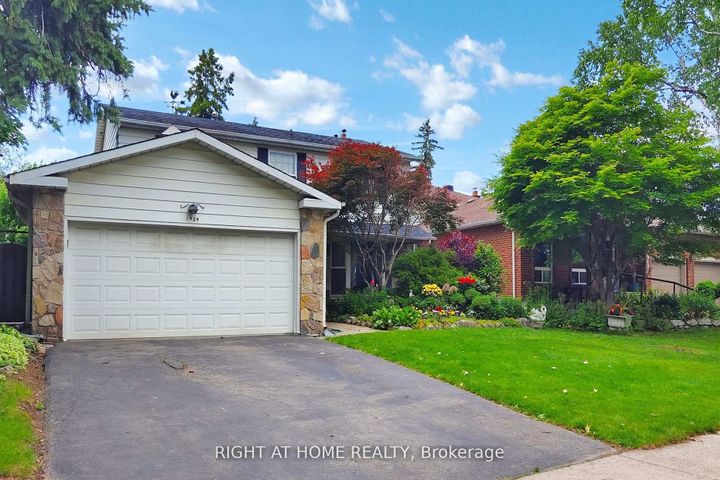 Photo 5 at 1924 Steepbank Crescent, Applewood, Mississauga